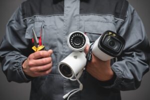 防犯カメラに電源は必要？2つの給電方法やコツ・電源不要のカメラも解説